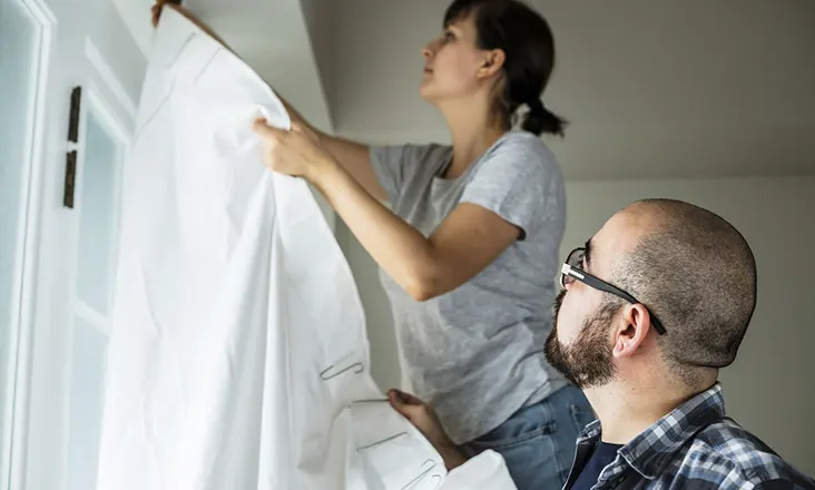 Retirar cortinas antes de pintar una habitación